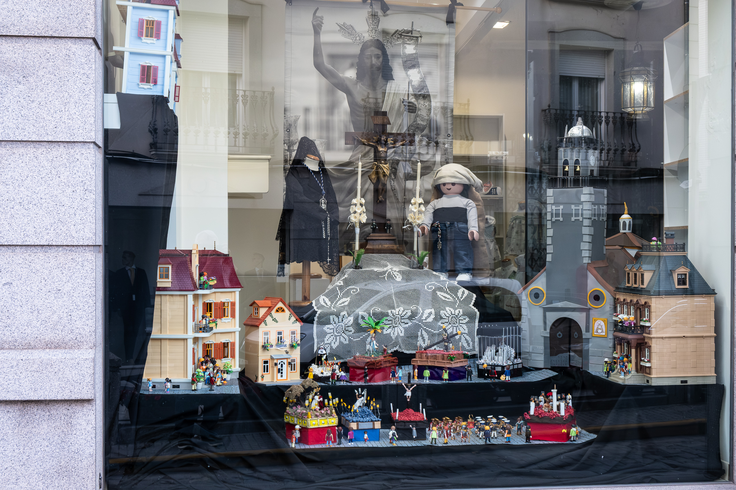 Semana Santa in Miniatur – Playmobil-Prozession im Schaufenster